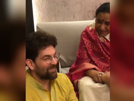 आशा भोसले के साथ नील नितिन मुकेश ने गाया ये सुपरहिट गाना- वायरल Video है धमाकेदार