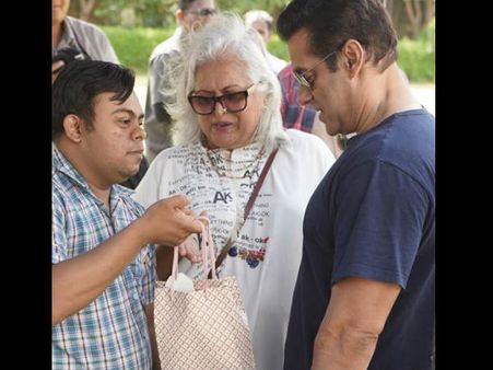 सलमान खान को उनके दिव्यांग फैन ने दिया शानदार GIFT- जानिए क्या था बैग के अंदर