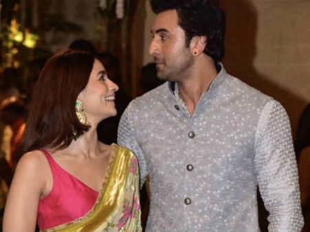 अंबानी के गणपति उत्सव में आलिया - रणबीर के जोड़े पर टिकीं सबकी नज़रें, तेज़ी से वायरल हुई तस्वीरें