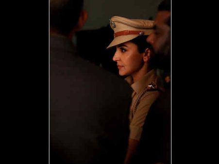 अनुष्का शर्मा के अगले प्रोजेक्ट से शानदार तस्वीर वायरल, पुलिस ऑफिसर अवतार में First Look