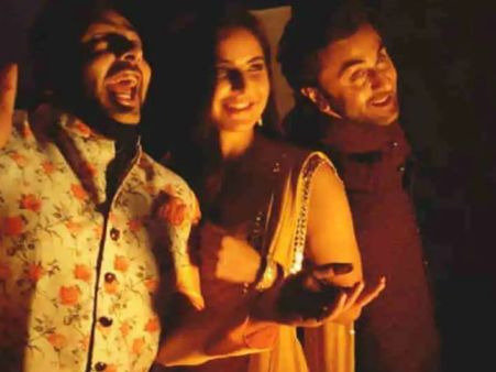 रणबीर कपूर के साथ हंसती नजर आईं कैटरीना कैफ- क्या खत्म हो गए हैं सारे गिले शिकवे?