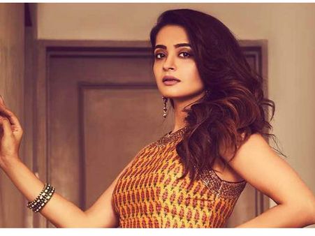 डायरेक्टर ने मुझसे कहा, आपके शरीर का एक-एक इंच देखना है- सुरवीन चावला का खुलासा