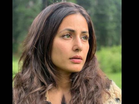 हिना खान की डेब्यू फिल्म से सामने आया उनका First Look, आप भी एकटक देखते रह जाएंगे