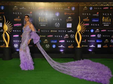 #IIFA2019: दीपिका पादुकोण का क्वीन अवतार तो राजकुमारी बनीं आलिया, देखिए ग्रीन कार्पेट Pics