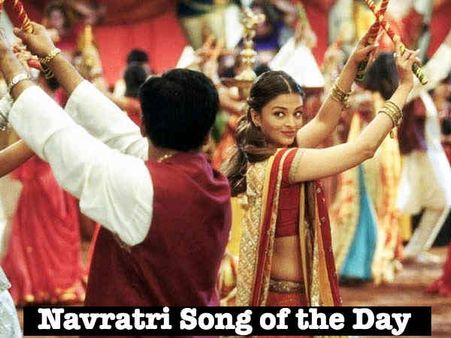 Navratri Song of the Day - ऐश्वर्या राय के साथ सीखिए गरबा एकदम बॉलीवुड स्टाईल