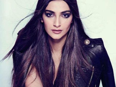 सोनम कपूर ने नेपोटिज़्म पर ताना मारने वालों को दिया करारा जवाब - हम विरासत संभालते हैं