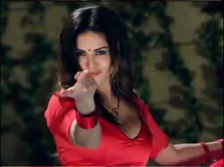 सनी लियोन की धमाकेदार बोल्ड वापसी - कामसूत्र के साथ