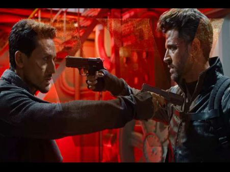 War First Review: ऋतिक की मशीन फाइट, टाइगर श्रॉफ का एक्शन, मसालेदार ब्लाॅकबस्टर
