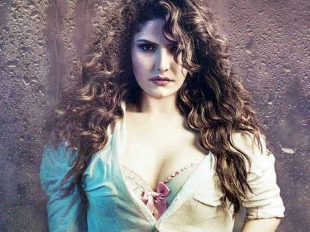 ज़रीन खान ने पोस्ट की स्ट्रेच मार्क्स वाली तस्वीरें, लोगों ने किया ट्रोल, अनुष्का शर्मा ने दिया साथ