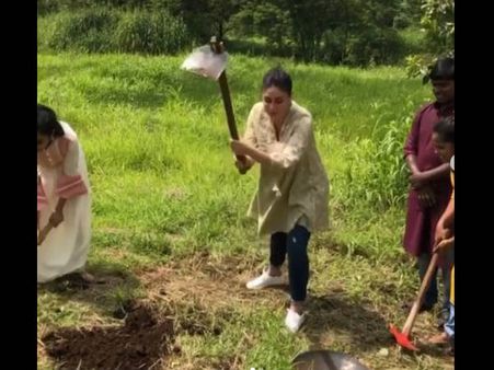 हांथो में फावड़ा लिए खेतों में काम करती नजर आईं करीना कपूर खान- Video हो गया वायरल