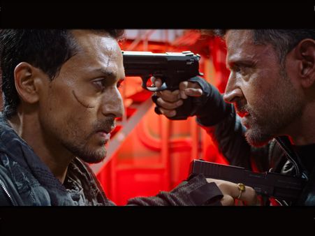 'वॉर' बॉक्स ऑफिस: सोमवार को भी रहा ऋतिक- टाइगर का तहलका- एक के बाद एक टूटे रिकॉर्ड