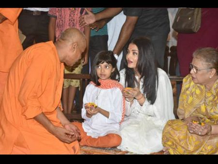 दशहरा 2019: बेटी आराध्या के साथ दु्र्गा मां से आशीर्वाद लेने पहुंची ऐश्वर्या राय बच्चन- PICS