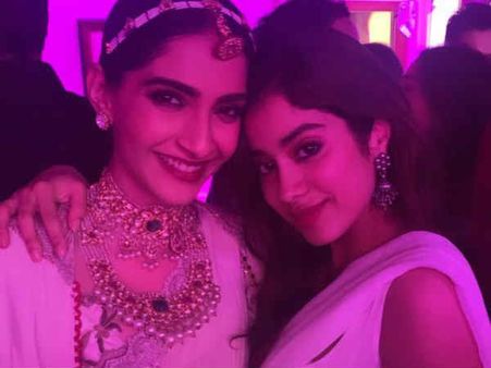 अनिल कपूर की दीवाली पार्टी में जान्हवी कपूर ने उड़ाए होश