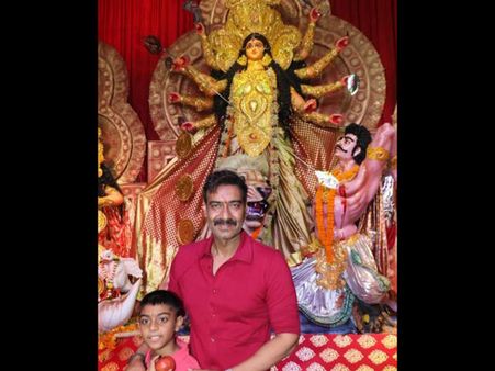 दशहरा 2019- बेटे युग को लेकर दुर्गा पंडाल पहुंचे अजय देवगन- देखिए शानदार तस्वीरें