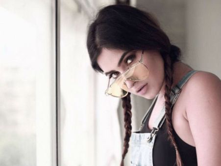 सेक्सी रागिनी रातों रात हुईं इतनी बोल्ड, ब्लैक बिकिनी में तस्वीरें Viral, अकेले में देखिए