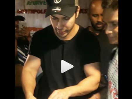 वरुण धवन ने नहीं तोड़ा फैन का दिल- गाड़ी से निकलकर काटा केट- Video वायरल