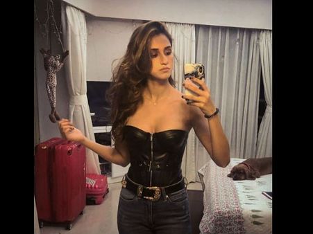 दिशा पटानी ने सोशल मीडिया पर फिर किया हंगामा- पोस्ट कर दी ये हॉट एंड सेक्सी PHOTO