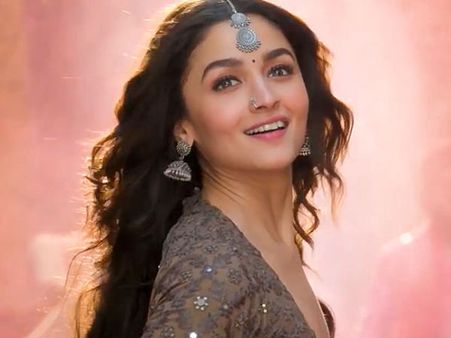 'खबर उड़ती उड़ती आई है और उड़ती ही रहेगी'- रणबीर से शादी के सवाल पर बोलीं आलिया भट्ट