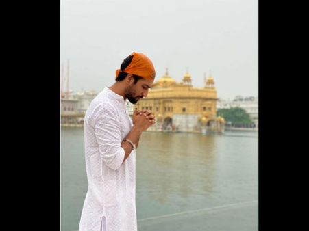 स्वर्ण मंदिर पहुंचे विकी कौशल- सरदार उधम सिंह बायोपिक शुरु करने से पहले टेका मत्था