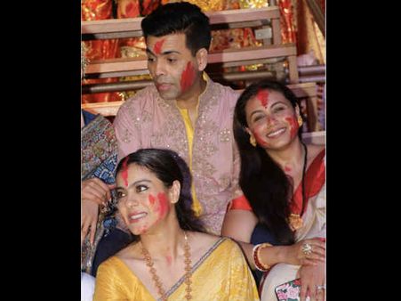 काजोल - रानी मुखर्जी - करण जौहर ने साथ में खेला सिंदूर खेला, देखिए बेहद प्यारी तस्वीरें