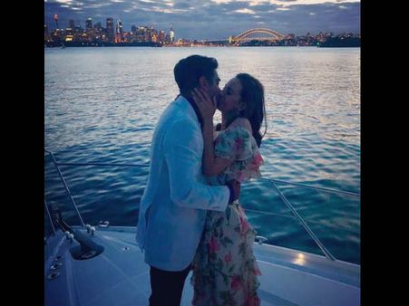 इस 'साहो' एक्ट्रेस ने की सगाई की घोषणा- सोशल मीडिया पर शेयर की रोमांटिक तस्वीरें