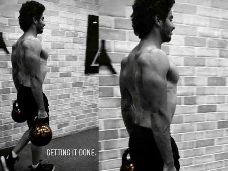 इशान खट्टर की नई तस्वीरें आपको चौंका देंगी - क्या से क्या हो गए देखते देखते!!