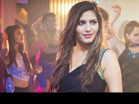 ट्रांसपेरेंट टॉप में सपना चौधरी का इतना बोल्ड लुक, बवाल मचा रहीं है ये तस्वीरें