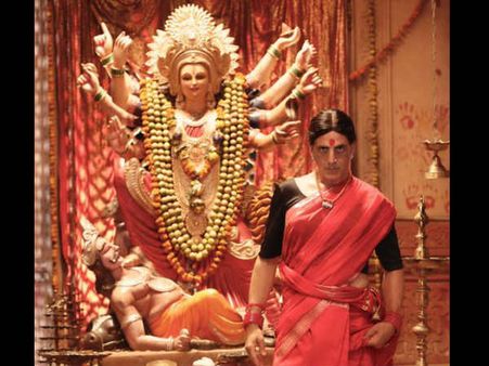 'लक्ष्मी बम' First LOOK: लाल साड़ी, बिंदी, चूड़ी पहने अक्षय कुमार का 'लक्ष्मी' अवतार