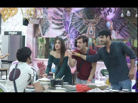 Bigg Boss 13 Spoiler Video: एलिमिनेशन से बचने के लिए होगा घमासान, सलमान का डबल धमाका