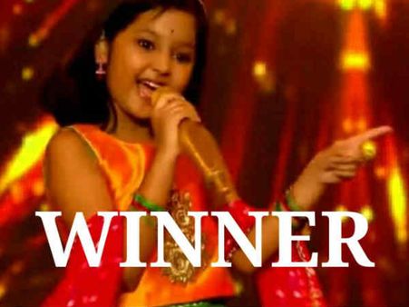 सुपरस्टार सिंगर ग्रांड फिनाले - इस नन्हीं प्रतिभागी के हाथ आई चमचमाती ट्रॉफी और 15 लाख का चेक