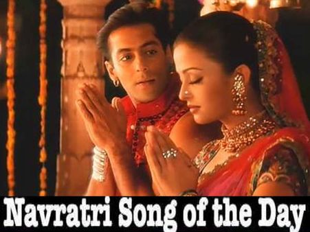 Navratri Song of the Day- नवरात्रि के चौथे दिन 'ढोली तारो ढोल बाजे' के साथ करिए गरबा