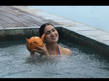 कार्तिक से ब्रेकअप के बाद सारा अली खान की पहली बार बिकिनी में फोटो, धड़ल्ले से Viral