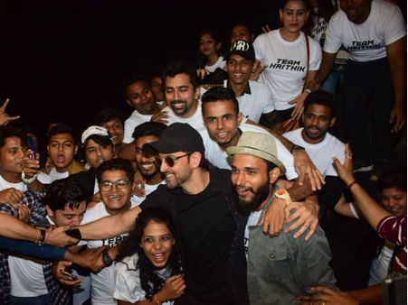 ऋतिक रोशन ने फैंस के साथ मनाया 'वॉर' की ब्लॉकबस्टर ओपनिंग की सफलता का जश्न