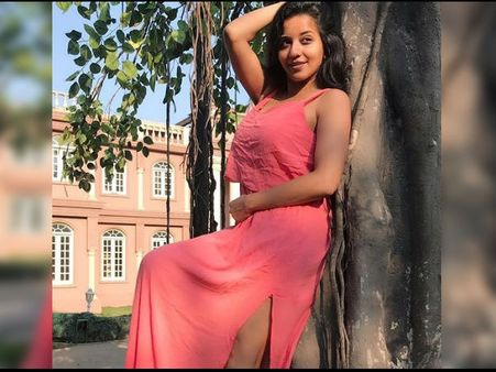 टीवी की सेक्सी डायन मोनालिसा की ये तस्वीरें रातों रात हुईं Viral , अकेले में देखिए