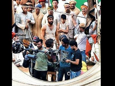 शमशेरा के सेट से Leak हो गया रणबीर कपूर का डकैत लुक- पहचान पाना है बेहद मुश्किल