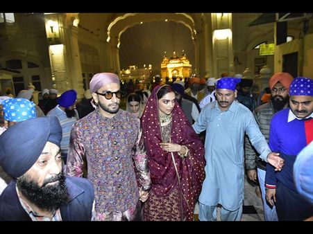 बालाजी के बाद स्वर्ण मंदिर पहुंचे रणवीर-दीपिका, शादी की पहली सालगिरह की तस्वीरें Viral