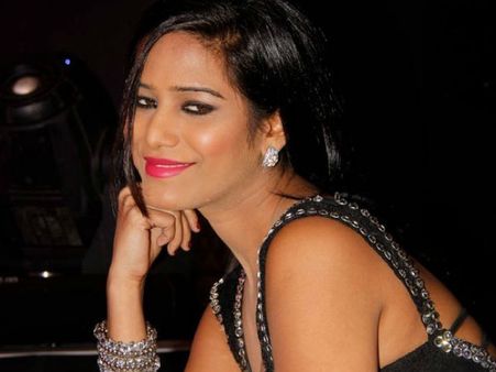 18+ पूनम पांडे ने फिर से पोस्ट किया बेहद आपत्तिजनक वीडियो, लोग दे रहे हैं गालियां