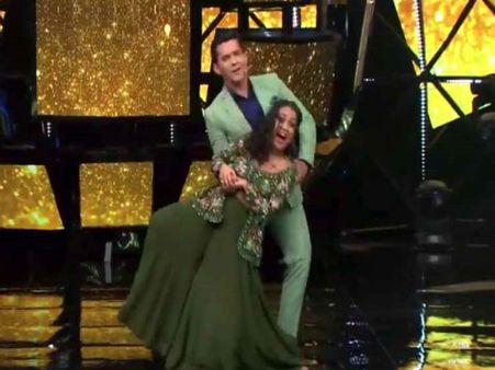 VIDEO दिलबर गाने पर सिंगर नेहा कक्कड़ ने किया डांस, लाइव शो में Oops मोमेंट का शिकार