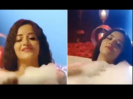 बाथटब में नहाते हुए मोनालिसा के Video ने मचाया बवाल, अकेले में देखिए, रातों रात वायरल