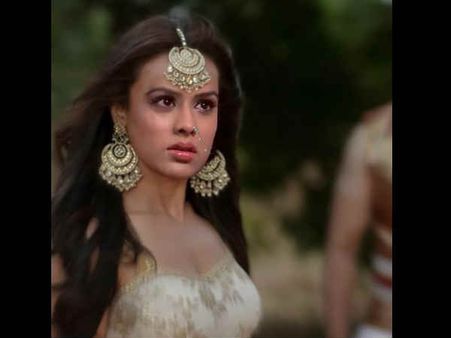 Leaked: नागिन 4 से निया शर्मा का शानदार नागिन लुक!