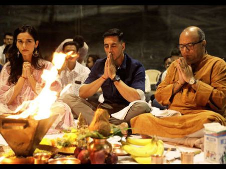 अक्षय कुमार और मानुषी छिल्लर ने हवन के साथ शुरू की फिल्म 'पृथ्वीराज'- देंखे VIDEO