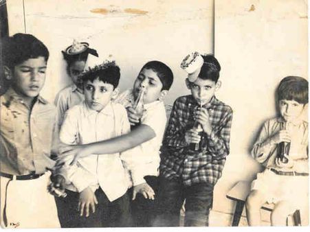 ऋषि कपूर ने अनिल कपूर के साथ शेयर की बचपन की तस्वीर, कोका कोला के लिए कर रहे झगड़ा?