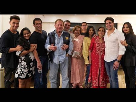 पूरे ''खान'' परिवार के साथ सलमान खान की तस्वीर वायरल- आप भी कहेंगे ''हम साथ साथ हैं''