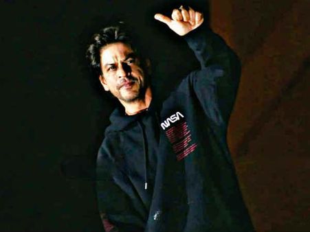 #SRKDay: शाहरूख के घर के बाहर ट्रैफिक जाम, मन्नत की छत पर चढ़ कर कहा थैंक यू, देखिए वायरल वीडियो