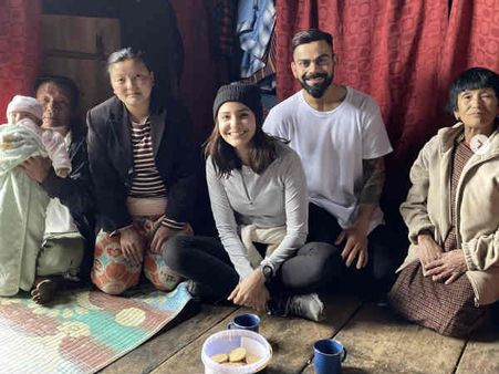 इस परिवार ने पिलाई विराट - अनुष्का को चाय, लेकिन पहचान नहीं पाए, देखिए बेहद प्यारी तस्वीरें