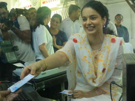 कंगना रनौत ने शुरू किया पंगा प्रमोशन, खुद स्टेशन की टिकट खिड़की पर बैठी, काटे टिकट