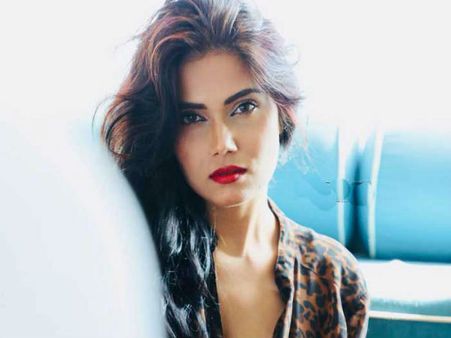 स्टेशन पर हुई इस मशहूर एक्ट्रेस के साथ मारपीट, लड़के ने घूरने के बाद की गंदी हरकत !