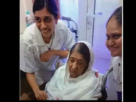अस्पताल से वायरल हुई लता मंगेशकर की तस्वीरें, दिलीप कुमार ने छोटी बहन को दी हिदायत