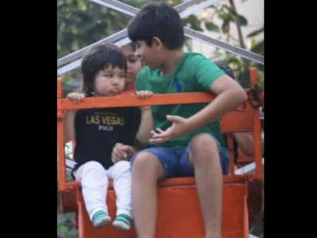 Pics: अपनी बर्थ डे पार्टी में झूला झूलते तैमूर अली खान, कभी खुश तो कभी दुखी दिखे