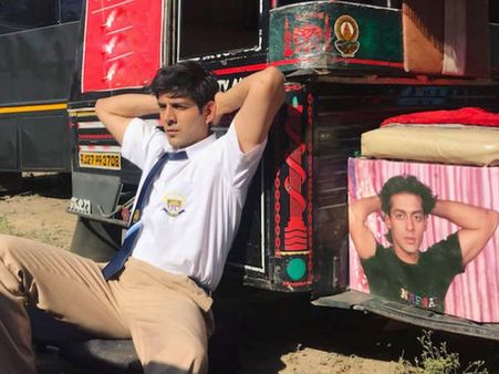 कार्तिक आर्यन पर चढ़ा सलमान खान का बुखार- लव आज कल के सेट से वायरल हुई तस्वीर